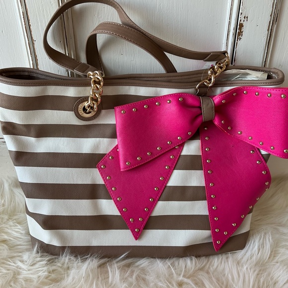 Large Betsey Johnson Designer Handbag. - Picture 3 of 5